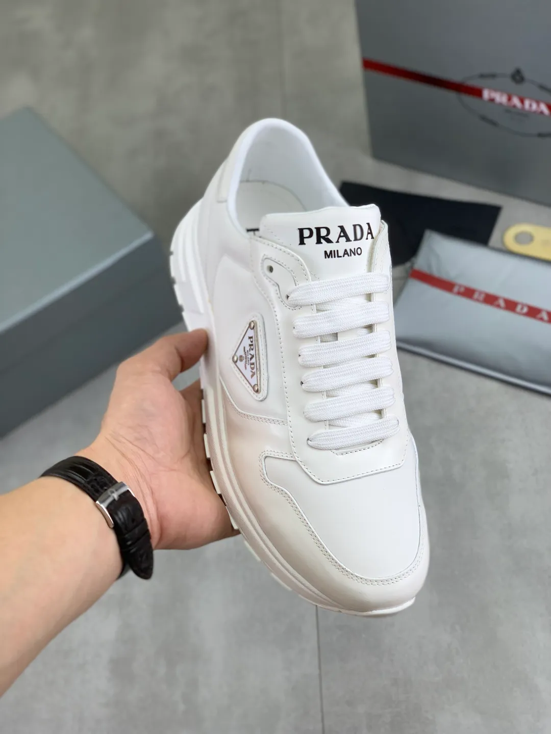 Men's shoes 💰P540 new (higher version) new PRADA (Prada) classic models are on the market at the same time, new men's shoes, 😘fabrics are selected from original imported calfskin. First layer of imported cowhide lining. The original version is awesome! 👍🏿Original open-molded non-slip PU outsole, with exquisite lines, simple and elegant, super comfortable and classy on foot, suitable for leisure travel. Code number: 38-45 (46 customized) 2️⃣ colors available